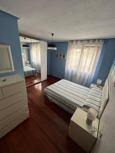 乌迪亚莱斯堡Jumeke Home的一间卧室设有一张床和蓝色的墙壁