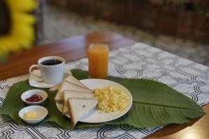 莫约班巴Muyuterra的烤面包片和咖啡