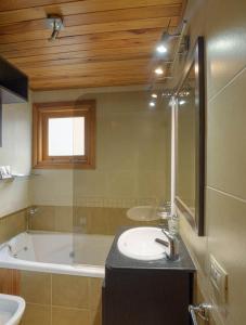 圣马丁德洛斯Sol y Nieve的浴室配有盥洗盆和浴缸。