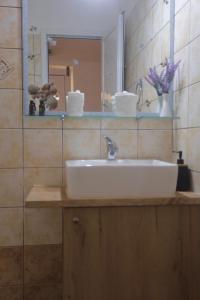 DiakoftiAthena Kythera的浴室设有白色水槽和镜子