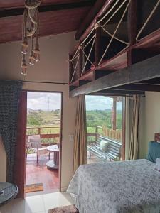 Nova CruzChalé Adventure的一间带双层床的卧室和一个阳台