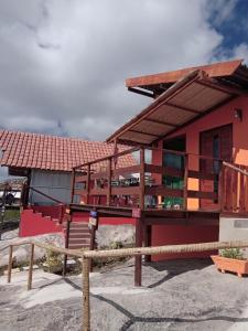 Nova CruzChalé Adventure的前面有栅栏的红色房子