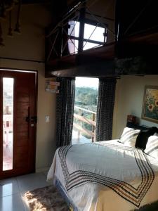 Nova CruzChalé Adventure的一间卧室设有一张床和一个大窗户