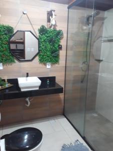 Nova CruzChalé Adventure的浴室配有卫生间、盥洗盆和淋浴。