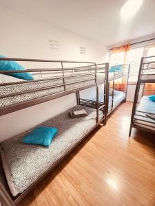 GiãoHOSTEL GOLDEN STAR的客房设有两张双层床,铺有木地板。
