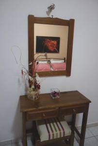 DiakoftiAthena Kythera的墙上的木桌和镜子