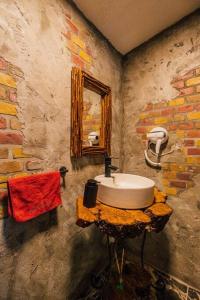 萨潘贾bungalov的一间带水槽和镜子的浴室