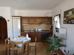 塔科龙特Finca La Atalaya的厨房配有桌椅和冰箱。
