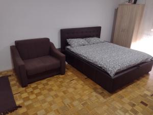 巴尼亚科维利亚查Apartman Vesna的房间里的一张床和椅子