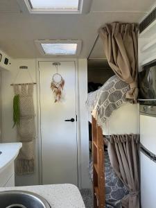 第比利斯Camper Mobile Motorhome的卧室配有一张位于露营车内的双层床