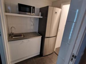 凯尔克拉Happy Home的小厨房配有冰箱和微波炉。
