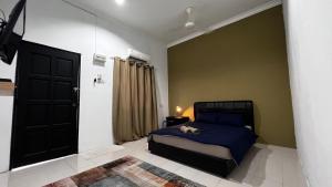 珍南海滩Rerama Room Stay Langkawi的一间卧室配有一张床,床上放着一只狗