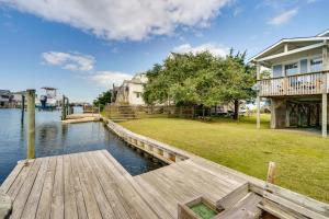 FriscoFrisco Coastal Paradise with Boat Dock and Water Views的房屋前的木头码头