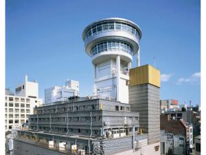 广岛Hiroshima Kokusai Hotel - Vacation STAY 54438v的一座建筑的顶部有控制塔