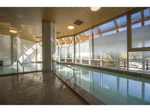 日光Kinugawa Onsen Yusuikiko Hotel Otaki - Vacation STAY 68843v的一座带大窗户的建筑中的游泳池