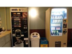 日光Kinugawa Onsen Yusuikiko Hotel Otaki - Vacation STAY 68843v的厨房里的饮料自动售货机,有垃圾桶