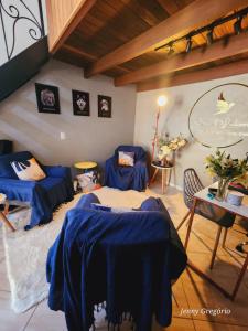 伊利亚贝拉Guest House Della Vita的一间设有两张床和一张桌子的房间