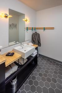 米苏拉The Wren的一间带水槽和镜子的浴室