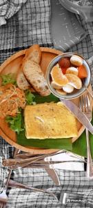 KalakHarry's Ocean House Watukarung Homestay的包括烤面包和水果的盘子
