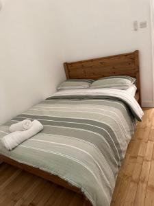 伦敦Excellent 1 bedroom flat in Highbury & Islington的卧室里一张带两条毛巾的床