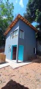 伦索伊斯Chalés D'Lis的蓝色和白色的小房子,