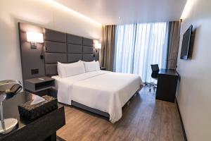波哥大收集93GHL酒店的酒店客房设有白色的床和电视。