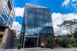 波哥大收集93GHL酒店的一座玻璃建筑,在城市里设有旋转门
