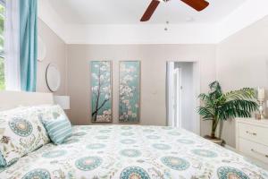 新奥尔良Shotgun Craftman House with Private Patio的卧室配有一张床,墙上挂有两幅画