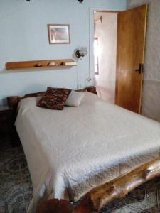 拉科罗尼亚Lo de Fabi的一间卧室配有一张床和一扇木门