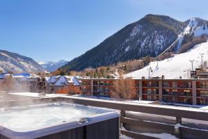 阿斯潘Independence Square Unit 313, Downtown Hotel Room in Aspen with Rooftop Hot Tub的一座雪山上酒店屋顶上的热水浴池