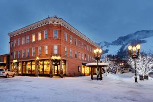 阿斯潘Independence Square 202, Hotel Room Over-looking the Mall and Aspen Mountain的雪中一座大型红砖建筑