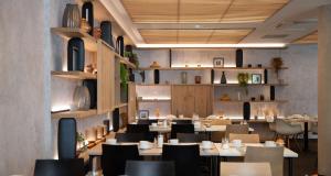 兰斯贝斯特韦斯特普瑞米尔派克斯酒店 的餐厅用餐室配有桌椅