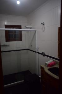 卡波布里奥Casa Verde do Peró的带淋浴和盥洗盆的浴室