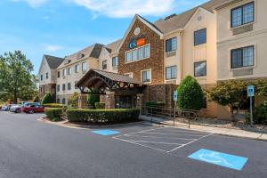 夏洛特Sonesta ES Suites Charlotte Arrowood的停车场酒店前的 ⁇ 染