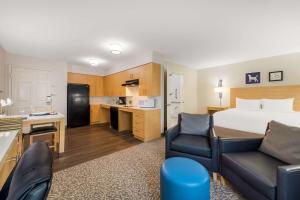 夏洛特Sonesta ES Suites Charlotte Arrowood的酒店客房带一张床和一个厨房