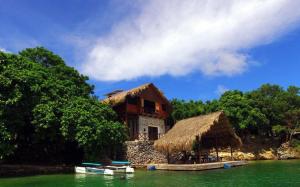 格兰德岛Isla Única的水体岸边的房子