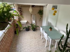 里约热内卢Casa Zona Sul的庭院配有桌椅和植物