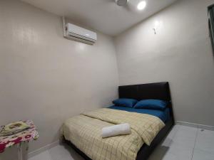 马六甲Homestay Melaka Baitul Saadah的一间小卧室,配有一张床和空调