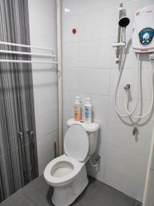马六甲Homestay Melaka Baitul Saadah的一间带卫生间和淋浴的浴室