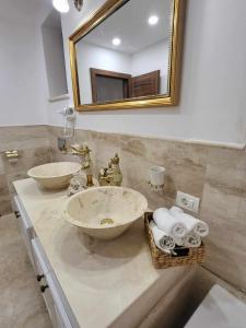 阿拉德Sika Palladium Central Apartment的浴室设有2个水槽和镜子