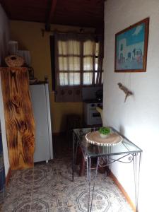 拉科罗尼亚Lo de Fabi的厨房配有玻璃桌和冰箱