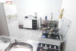 大坎普North Park 388的厨房配有带锅碗瓢盆的炉灶