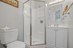 大洋城Lovely Renovated 1Bdrm 1Bath Getaway的带淋浴、卫生间和盥洗盆的浴室