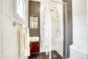 杜阿拉Cosy Home的带淋浴和盥洗盆的浴室