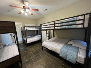 休斯顿MyCrib Houston Hostel的客房设有三张双层床和吊扇。