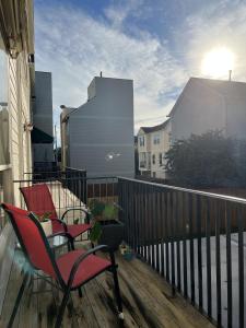 休斯顿MyCrib Houston Hostel的阳台配有两把椅子,享有阳光