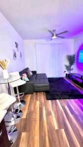 奥斯汀Modern comfort at The Domain Austin ,Texas的客厅设有黑色沙发和木地板