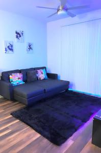 奥斯汀Modern comfort at The Domain Austin ,Texas的蓝色的客厅配有沙发和地毯