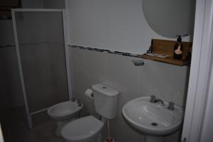圣萨尔瓦多德朱Ukiyo Apart的浴室配有卫生间、盥洗盆和淋浴。