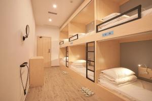 长沙天鹅之旅国际青年旅舍(长沙五一广场IFS国金中心店)的一间小房间,内设双层床